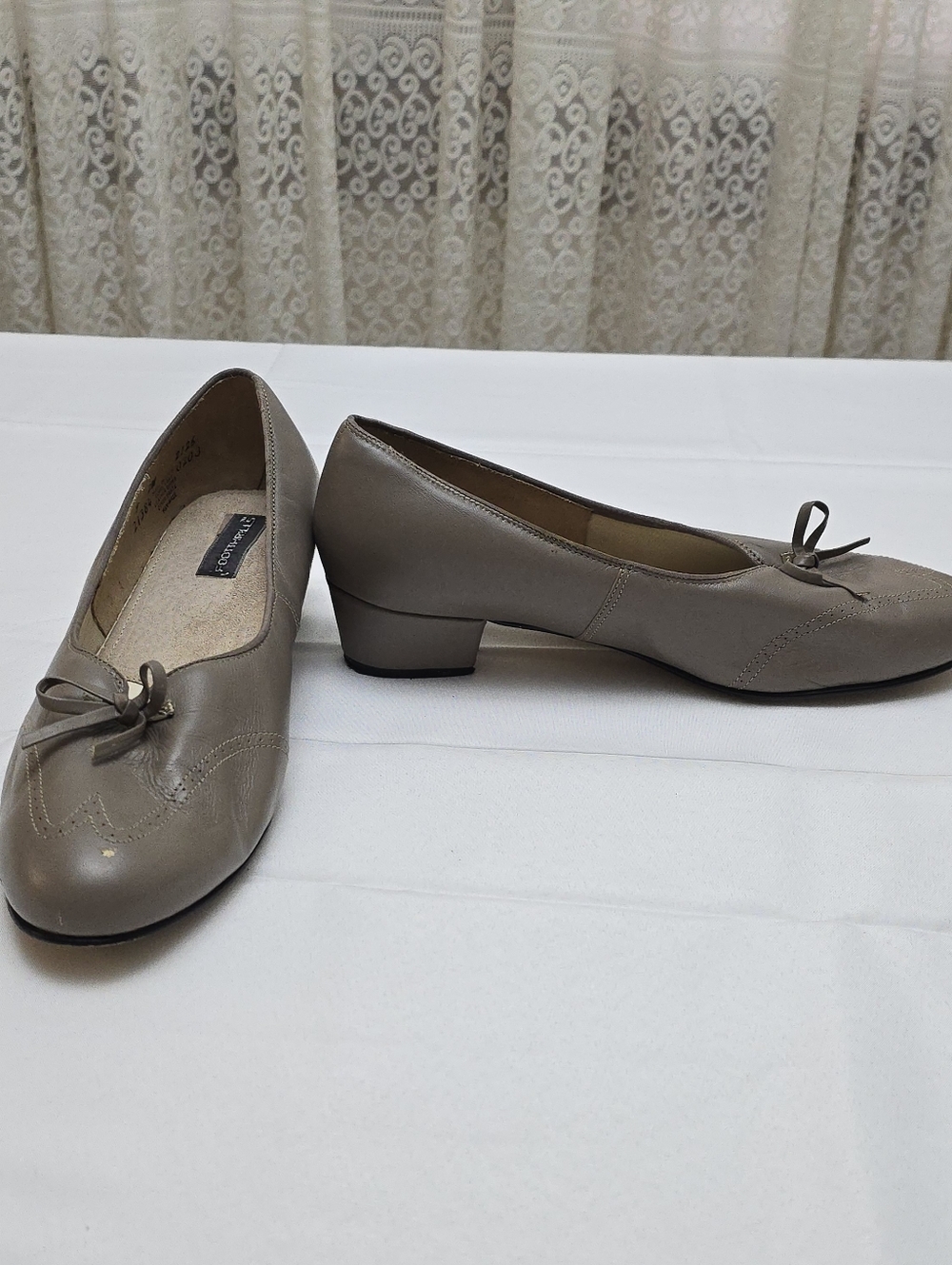 Vintage FootThrills Leather Low Pumps Taupe Grey Bow Wingtip Size 9 2W USA - Picture 14 of 16
